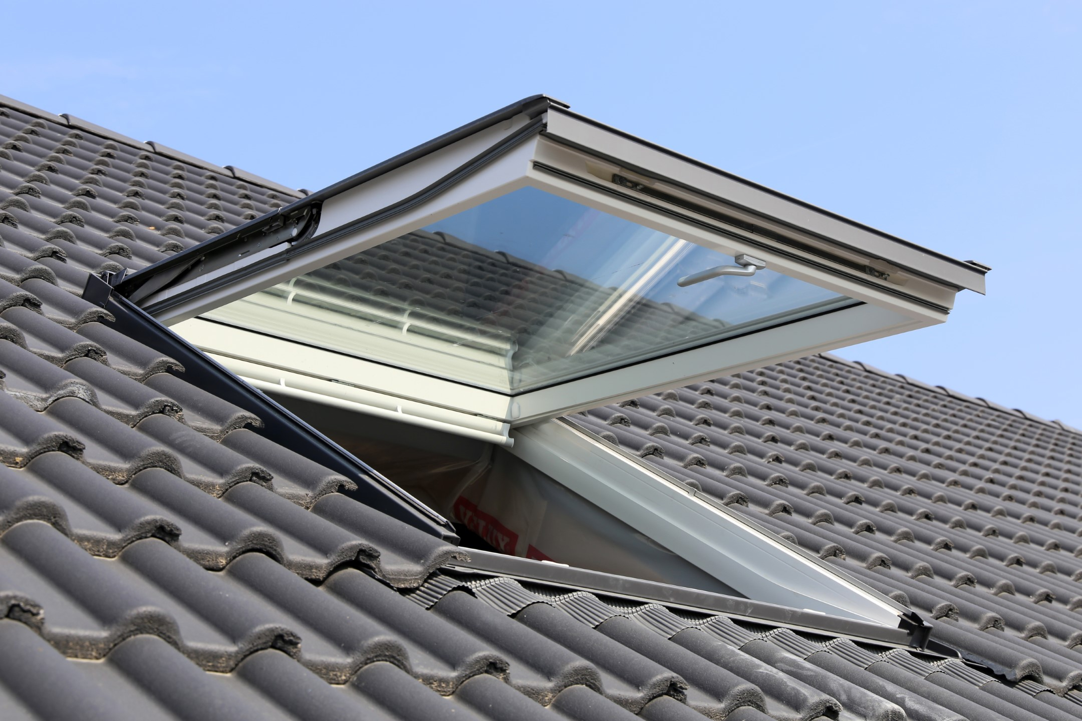 Dach mit geöffnetem Dachfenster