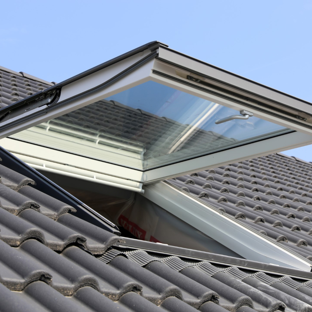 Dach mit geöffnetem Dachfenster