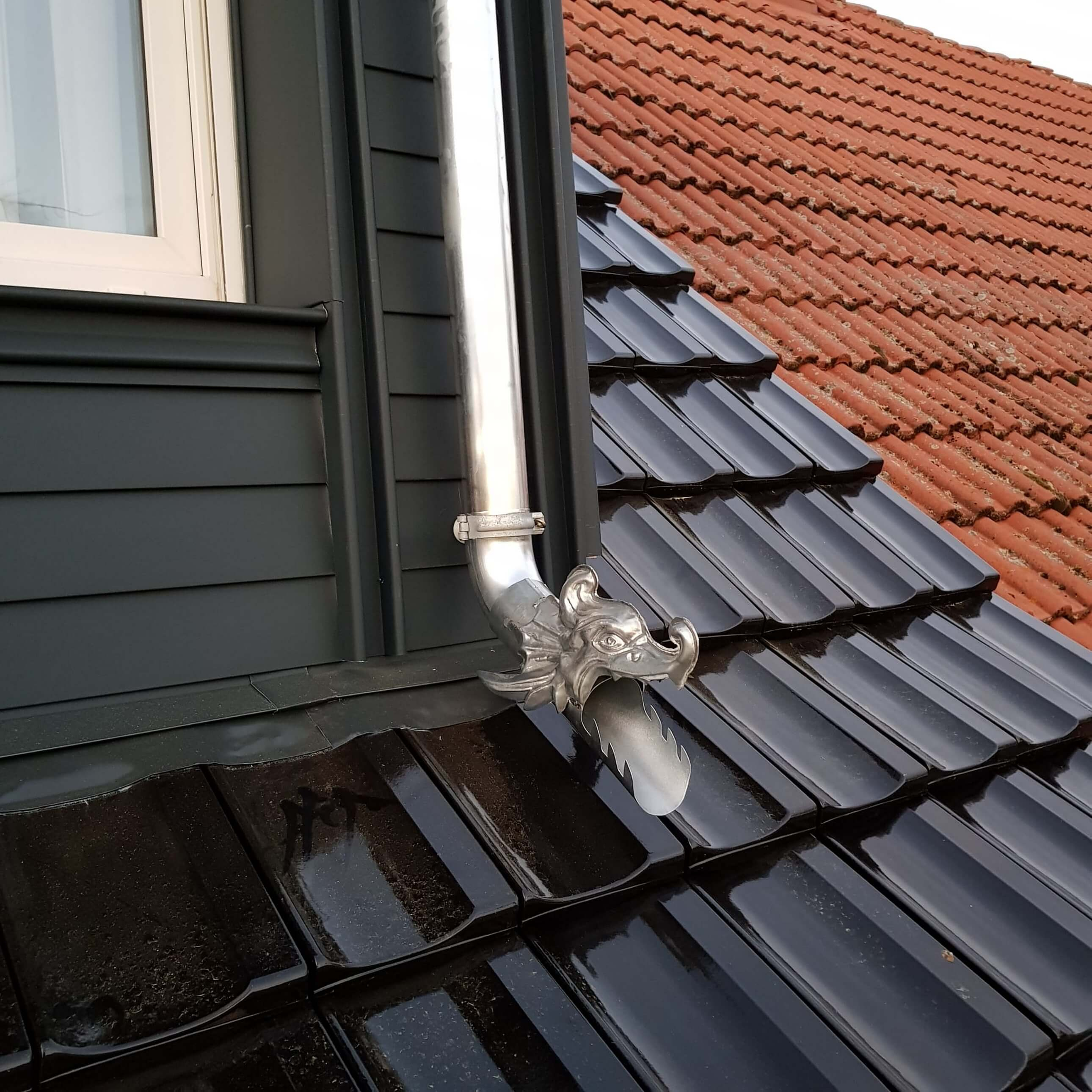 Dachklepmnerarbeiten Verzierung Regenrohr Abfluss